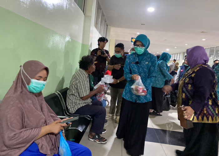 Wujud Empati Bulan Ramadan, TP PKK Kota Pontianak & Rumah Makan Gratis Berbagi Takjil untuk Pasien RSUD SSMA