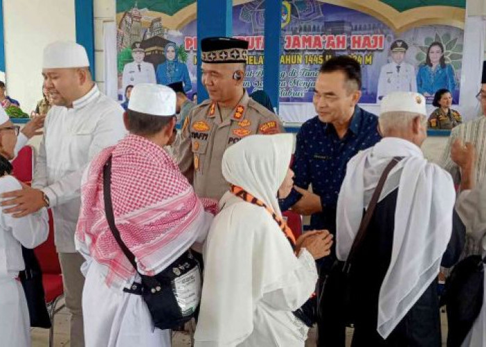 Kedatangan Jamaah Haji Melawi Disambut Bupati dan Kapolres, Satu Orang Sakit di Batam