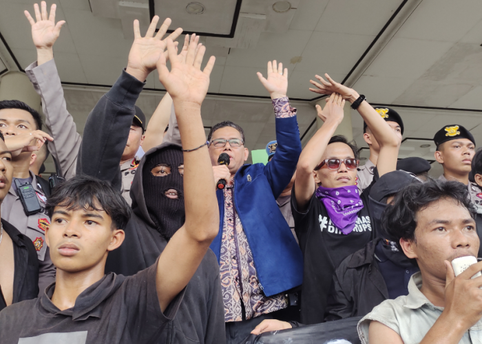 Aksi Mahasiswa dan Masyarakat di Pontianak, Ratusan Massa Geruduk Gedung DPRD Kalbar