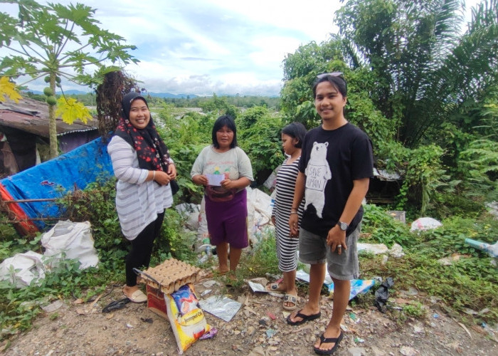 Patut Menjadi Contoh, Pemuda di Melawi Peduli Sesama, Berikan Bantuan  Kepada Warga Kurang Mampu