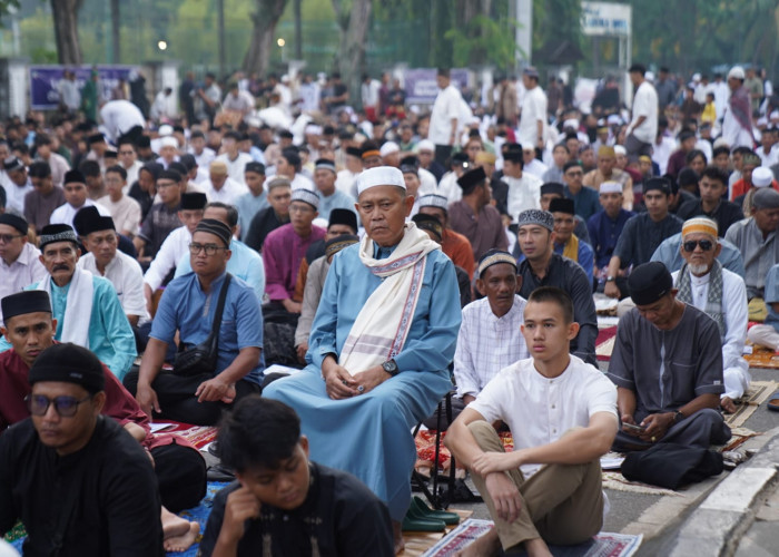 Momen Edi Kamtono dan Sutarmidji Salat Id di depan Taman Alun Kapuas