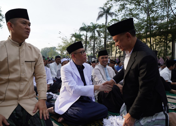 Momen Edi Kamtono dan Sutarmidji Salat Id di depan Taman Alun Kapuas