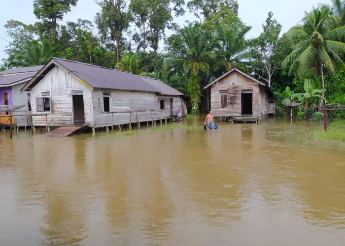 Banjir dan Tanah Longsor telah Melanda Beberapa Desa di Kec. Ngabang, Kab. Landak. Kalimantan Barat.
