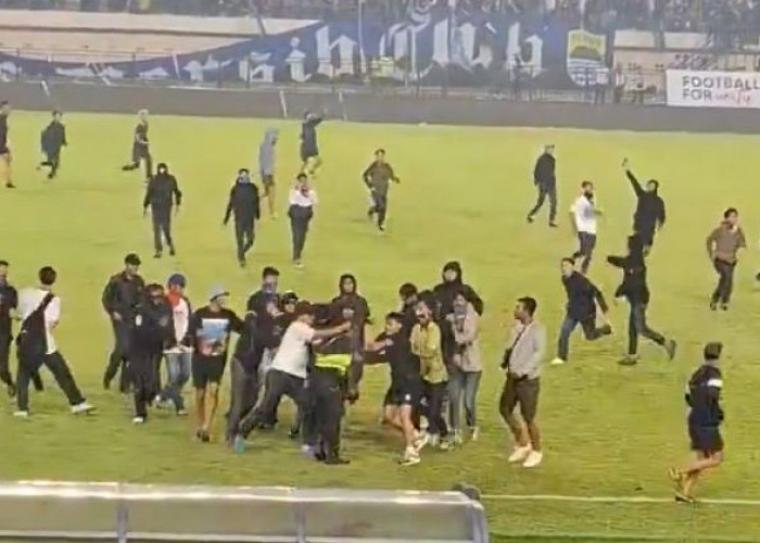 Kericuhan Warnai Kemenangan Persib atas Persija: Penonton Masuk Lapangan, Bobotoh Tuntut Keadilan