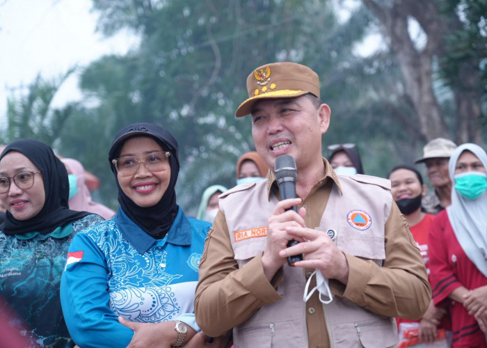 Pemprov Kalbar Salurkan Ribuan Liter Air Bersih dan Gelar Pasar Murag Bagi Warga Terdampak Karhutla