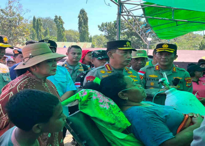 Kapolri Bersama DPR RI Tinjau Pengungsi Gempa Reo dan Serahkan Bantuan Sembako