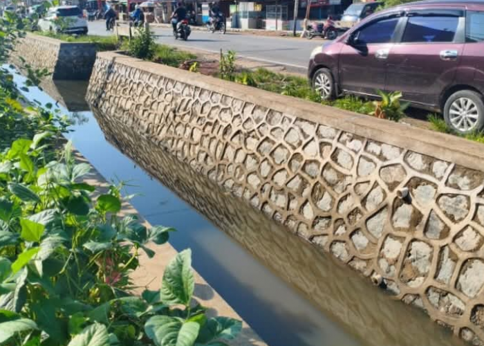 Bupati Kubu Raya Tata Jalan Adisucipto, Turap Batu Kali hingga PJU Dikebut