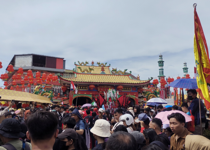 Ritual Cuci Jalan Menjelang Pawai Tatung di Singkawang, Ribuan Wisatawan Lokal hingga Mancanegara Turut Hadir