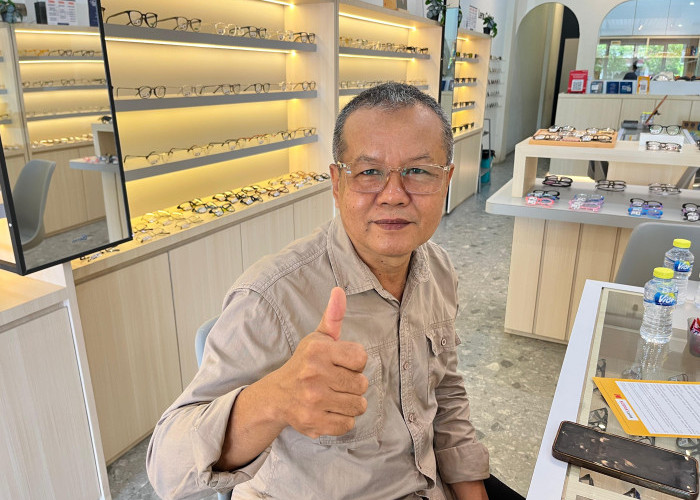 Direksi Pontianak Post Rayakan Ulang Tahun ke-60 dengan “Penglihatan Baru” di Optik 55