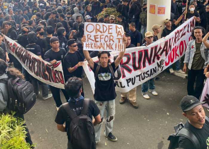 Ratusan Mahasiswa Serukan Aksi di Gedung DPRD Kalbar, Belum Temukan Titik Terang! 