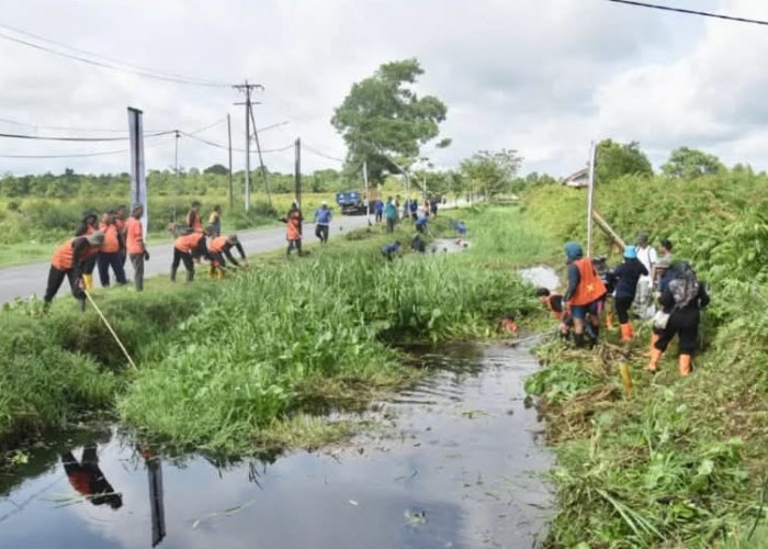 Hari Bakti PU ke-80: Bupati Kubu Raya dan BWS Kalimantan I Pulihkan Parit Ngabeh