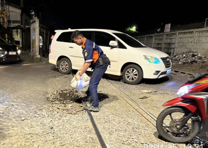 Demi Keselamatan Bersama, KAI Daop 1 Jakarta Lakukan Perbaikan Jalur dan Ajak Masyarakat Tertib di Perlintasan