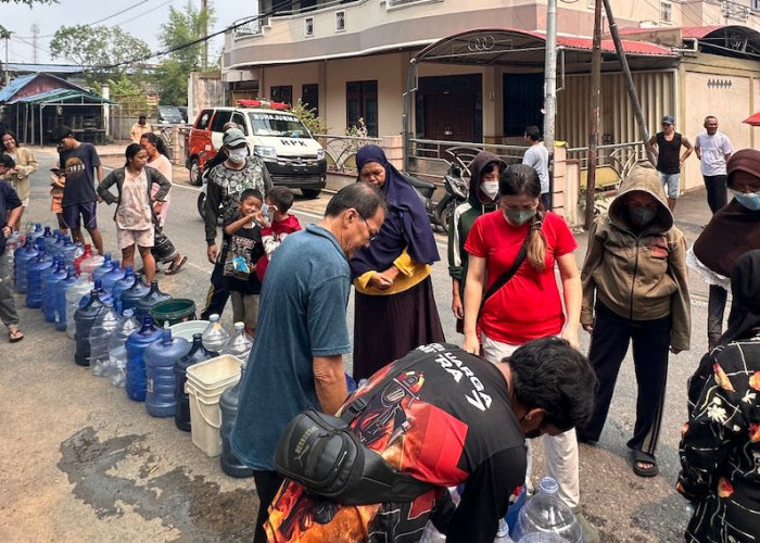 PPUKRN Kalbar Salurkan Air Bersih dan Logistik untuk Warga Terdampak Kekeringan