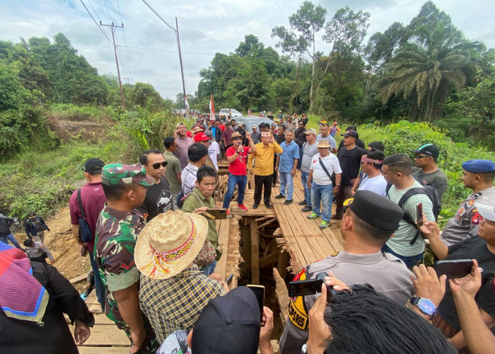 Jembatan tak Kunjung Diperbaiki, Ratusan Warga Sintang Gelar Demo