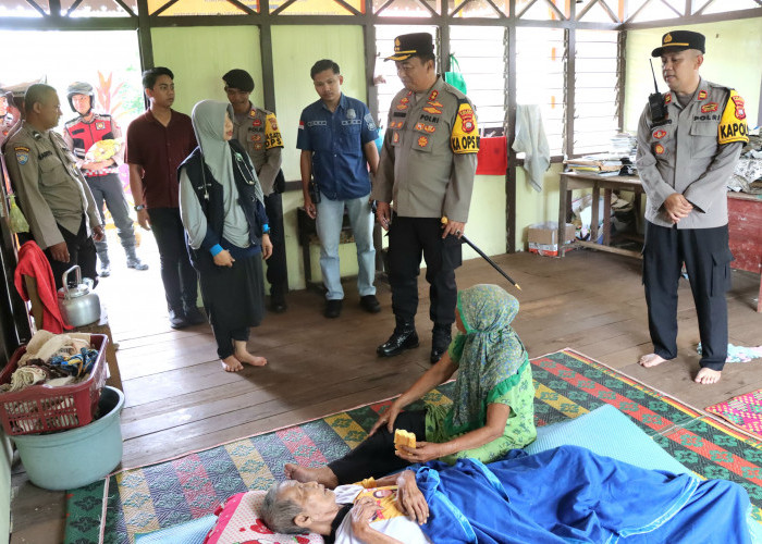 Kapolres Mempawah Tinjau Lokasi Banjir dan Salurkan Bantuan Sembako kepada Warga Sejegi Mempawah Timur