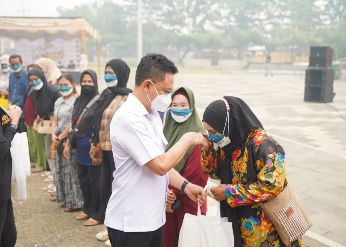 Kulminasi Peduli, Pemkot Pontianak Bagikan 1.000 Paket Sembako dan Air Bersih