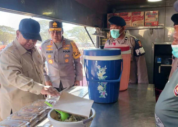 Prabowo Bersama Kapolri dan Kapolda NTT Cek Bantuan Pengungsi Nagekeo  