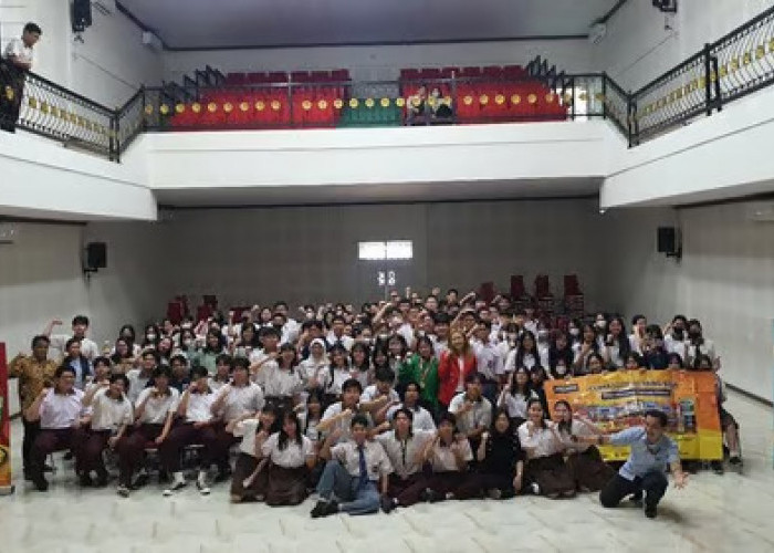 Suksesnya Pelatihan Public Speaking oleh Priska Sahanaya di SMA PELITA IV Bersama PRONAS dan SINOTIF