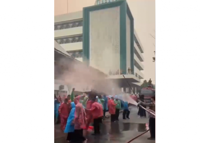 Saat Warga Kesulitan Air, Aksi Siram Mahasiswa di Penutupan PBAK IAIN Pontianak Jadi Sorotan