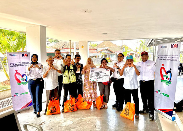 KAI Divre IV Tanjungkarang Salurkan Bantuan CSR dan Berikan Penghargaan kepada Mitra Debitur