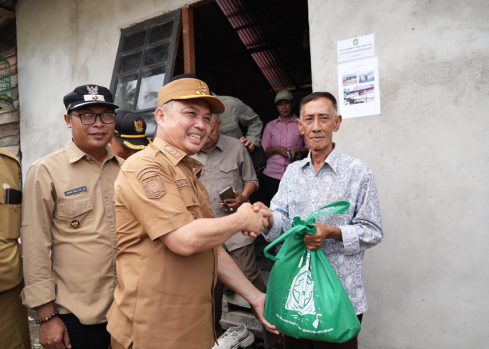 Ria Norsan Pantau Langsung Program Bedah Rumah, Pastikan Memberi Manfaat Warga Kurang Mampu