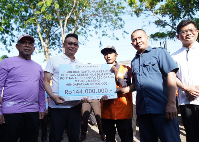720 Petugas Kebersihan Pontianak Terima Paket Lebaran dan Tali Asih