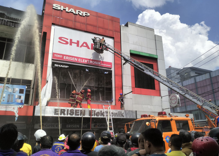 BREAKING NEWS - Kebakaran Hebat Landa Tiga Toko di Komplek Pasar Sudirman Pontianak