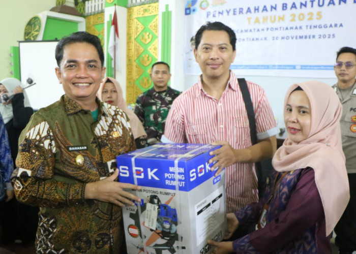 Dorong Aktivitas Sosial, Wawako Bahasan Serahkan Bantuan Barang ke Warga Pontianak Tenggara