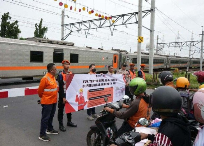 KAI Daop 6 Bersama KAI Properti Gelar Sosialisasi Keselamatan di Perlintasan KA