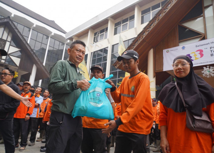 Penyapu Jalan Pontianak Dukung Indonesia Asri, Petugas Kebersihan Terima Sembako