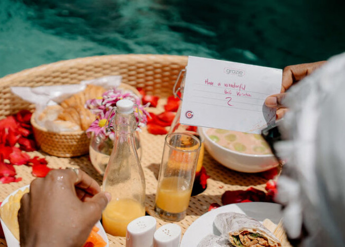 Floating Breakfast ala Grazie Bali: Sensasi Sarapan Terapung yang Instagramable dan Tak Terlupakan