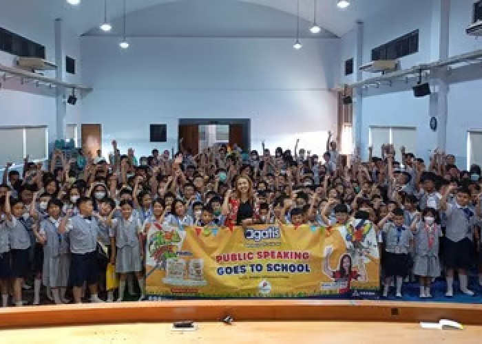 Meningkatkan Kecerdasan Berbahasa Anak Melalui Public Speaking di SD Katolik Abdi Siswa Bersama Coach Priska