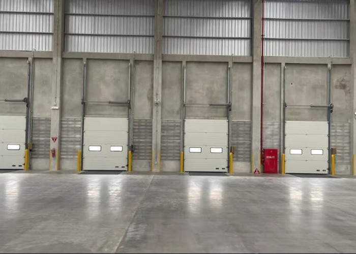 Jenis dan Kegunaan Industrial Door dan Dock Leveler dalam Industri