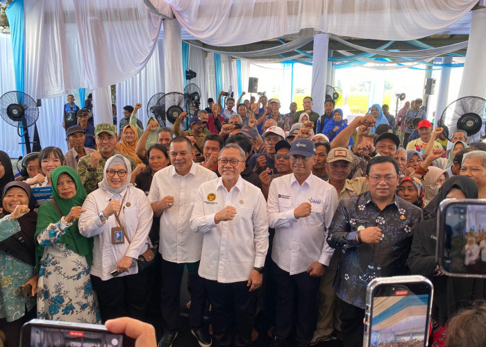 Menko Pangan Zulkifli Hasan Pastikan Pupuk Aman dan Harga Gabah Menguntungkan Petani Kubu Raya
