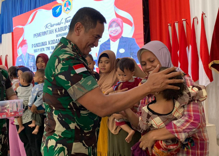 Pangdam XII/Tanjungpura Kunjungan Kerja ke Melawi, Gelar Bansos dan Sosialisasi di SDN 11 Nanga Pinoh