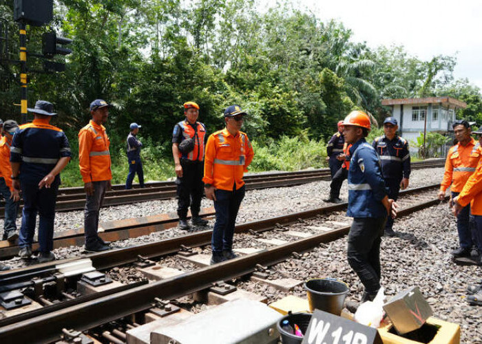 KAI Divre III Palembang Antisipasi Cuaca Ekstrim, Jaga Petak Jalur Rel KA Daerah Rawan Bencana