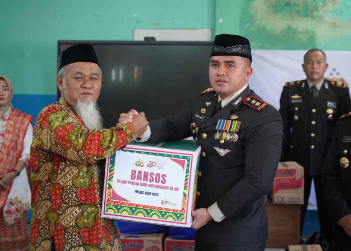 Polres Kubu Raya Rayakan Hari Bhayangkara Ke-80 Bersama Anak Yatim di Yayasan Annajiah