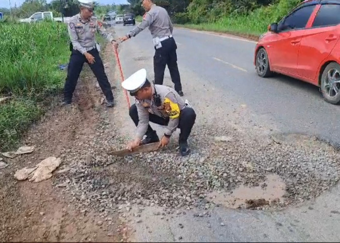 Lubang Jalan di KM 36 Trans Kalimantan Telan Nyawa, Polisi Lakukan Penanganan Darurat