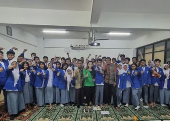 Coach Priska Sahanaya Menyampaikan Tips Public Speaking di SMK 1 Barunawati