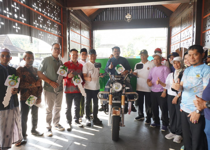 Pontianak Perkuat Pengelolaan Sampah, 17 Kendaraan Roda Tiga Diserahkan ke Masyarakat