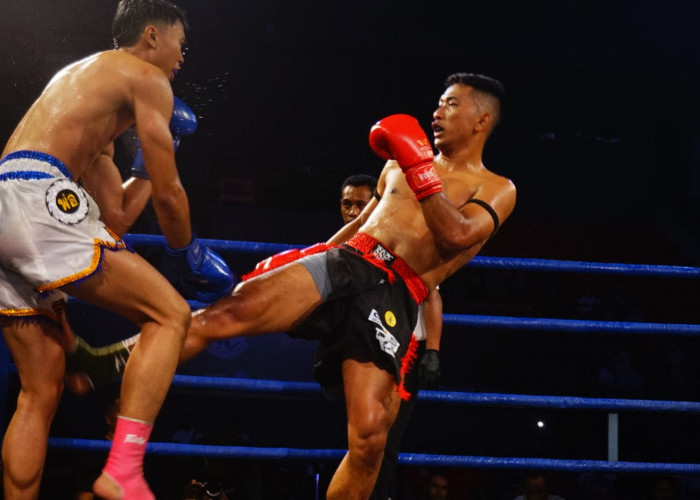 Reza Alfin Fighter Asal Sintang TKO Petarung Malaysia di Borneo Combat Championship Pontianak