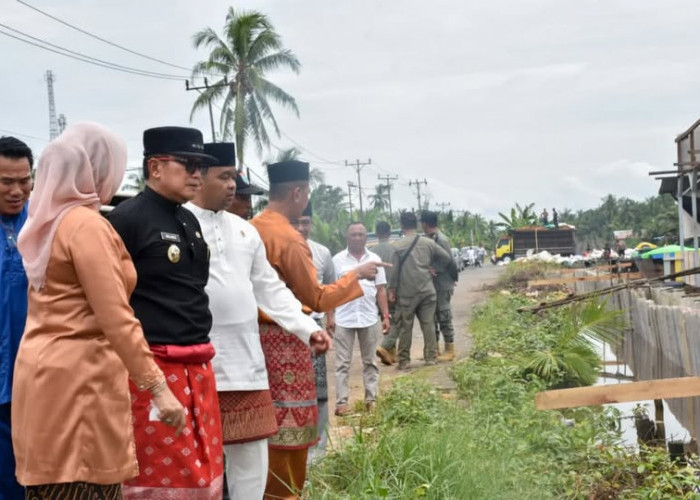 Turap Sungai Kakap Dibangun Bertahap, Bupati Kubu Raya Pastikan Pengerjaan Tuntas