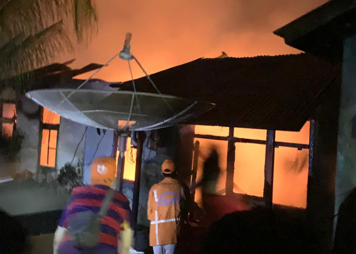 Breaking News: Tiga Rumah Dinas SMAN 1 Nanga Pinoh di Gang Marhaban Ludes Terbakar