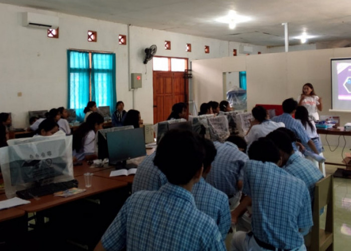 Telkom Indonesia Kenalkan AI dan Lean Canvas ke Pelajar SMK di Labuan Bajo dalam Rangkaian AI Connect