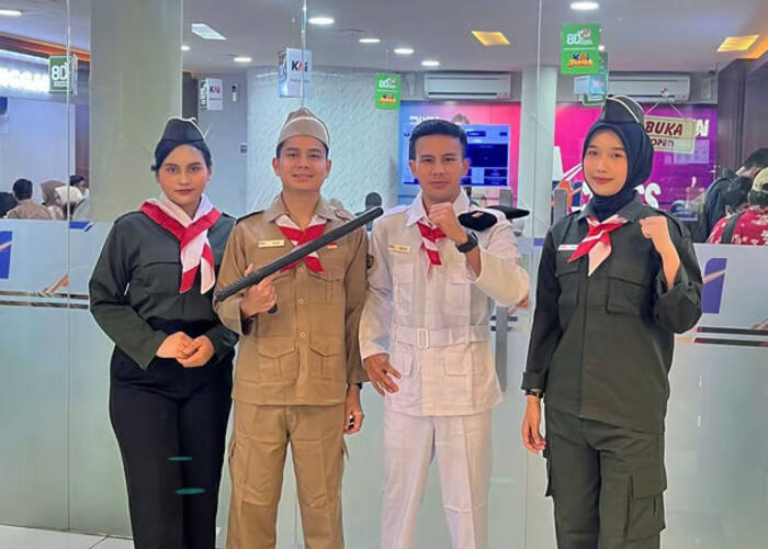 Semangat Hari Pahlawan, Frontliner KAI Daop 1 Jakarta Sapa Pelanggan dengan Kostum Pahlawan