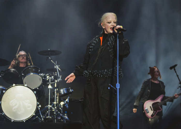 Dari Perkampungan Urban Jakarta Mendunia: Ikon Rock Legendaris Shirley Manson (Garbage) Kenakan Label Fashion 