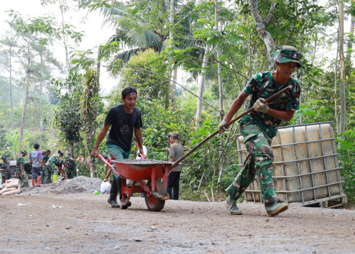 Satgas TMMD Reguler 129 dan Warga Gunakan Kayu Bercabang untuk Pelangsiran Material
