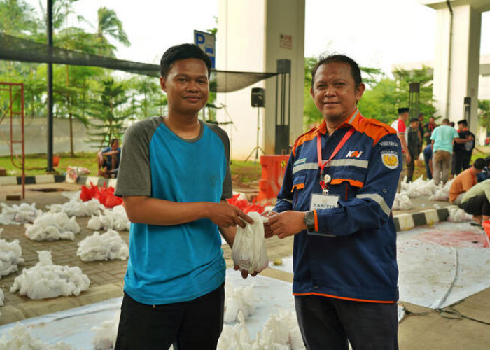 Berbagi Berkah Iduladha, LRT Jabodebek Salurkan 700 Paket Daging Kurban untuk Warga Sekitar