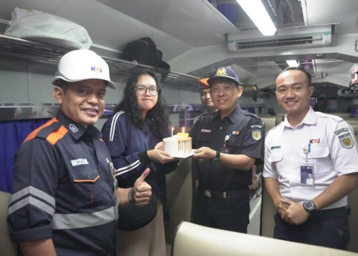 Peringati Hari Pelanggan Nasional, KAI Sumut Bagikan Bingkisan dan Kejutan Ulang Tahun kepada Penumpang