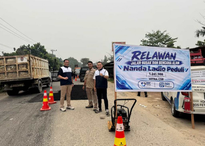 BRI Finance Gandeng Relawan Nanda Ladio Peduli untuk Perbaikan Jalan Berlubang di Pekanbaru